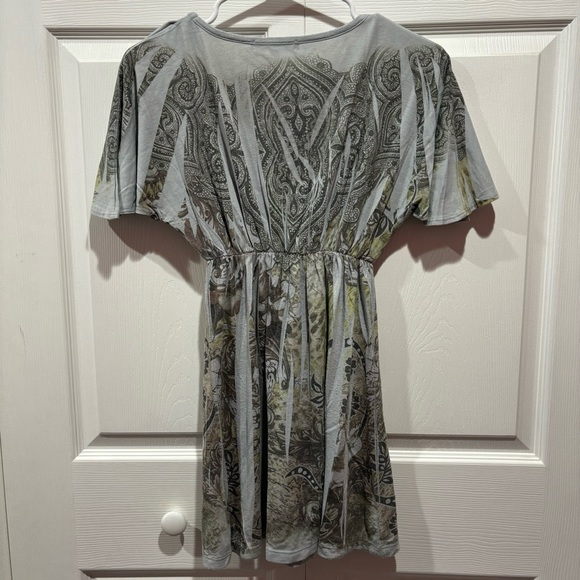 JULIE’S CLOSET Women’s Paisley Print Short Sleeve Tunic - gray/green, size S - Picture 3 of 4